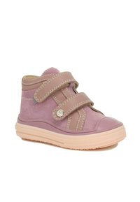 Baskets montantes en daim rose avec deux sangles Velcro, capuchon en caoutchouc à l'avant et semelle en caoutchouc texturé. Coutures contrastantes sur les sangles.