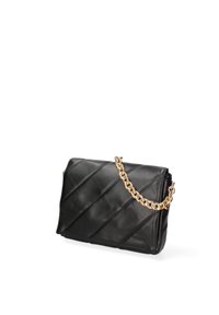 Borsa a tracolla in pelle nera con design trapuntato, dotata di una tracolla in catena dorata e chiusura con zip. Forma strutturata con texture liscia.