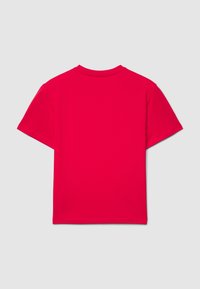 T-shirt rossa a maniche corte in cotone. Presenta un collo rotondo e un design semplice. Colore uniforme senza motivi o decorazioni.