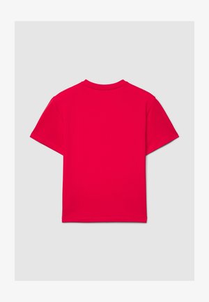 T-shirt rossa a maniche corte in cotone. Presenta un collo rotondo e un design semplice. Colore uniforme senza motivi o decorazioni.