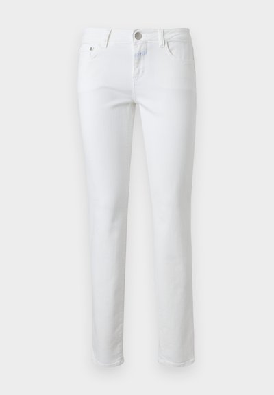Jean blanc slim avec fermeture à boutons et zip à l'avant, passants pour ceinture, poches avant et arrière, présenté sur un fond uni.