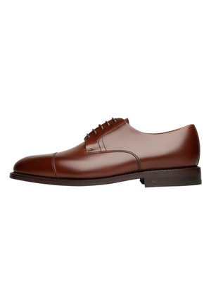 Braune Lederdressschuhe mit glatter Oberfläche, mit Kappenzehen-Design, fünf Schnürlöchern und einem niedrigen, gestapelten Absatz für Stabilität.
