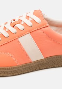 Call it Spring IMPALLA - Sportcipő - orange