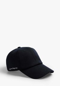 Zwarte baseballpet gemaakt van stof, met een gebogen klep, verstelbare achterkant en geborduurd logo aan de voorkant.