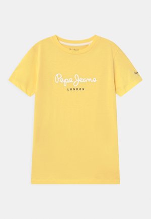 Gul t-shirt med korte ærmer med "Pepe Jeans London" logo i hvid og sort tekst på forsiden og lille logo på venstre ærme.