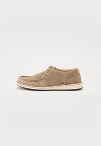 Scarpa da uomo in suede marrone con punta rotonda, cuciture decorative, design con lacci e suola in gomma bianca. Texture liscia con accenti minimi.