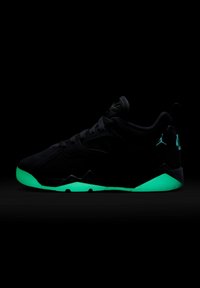 Juodas sportinis batelis su tekstūruotu viršumi, kuriame yra žėrinti žalia padais ir akcentais. Dizainas apima sustiprintą kulną ir elegantišką siluetą.