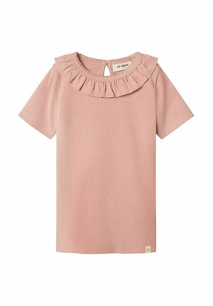 Camicetta rosa a maniche corte, in morbido cotone, presenta un colletto arricciato con chiusura a bottone sul retro e un piccolo etichetta del marchio di lato.