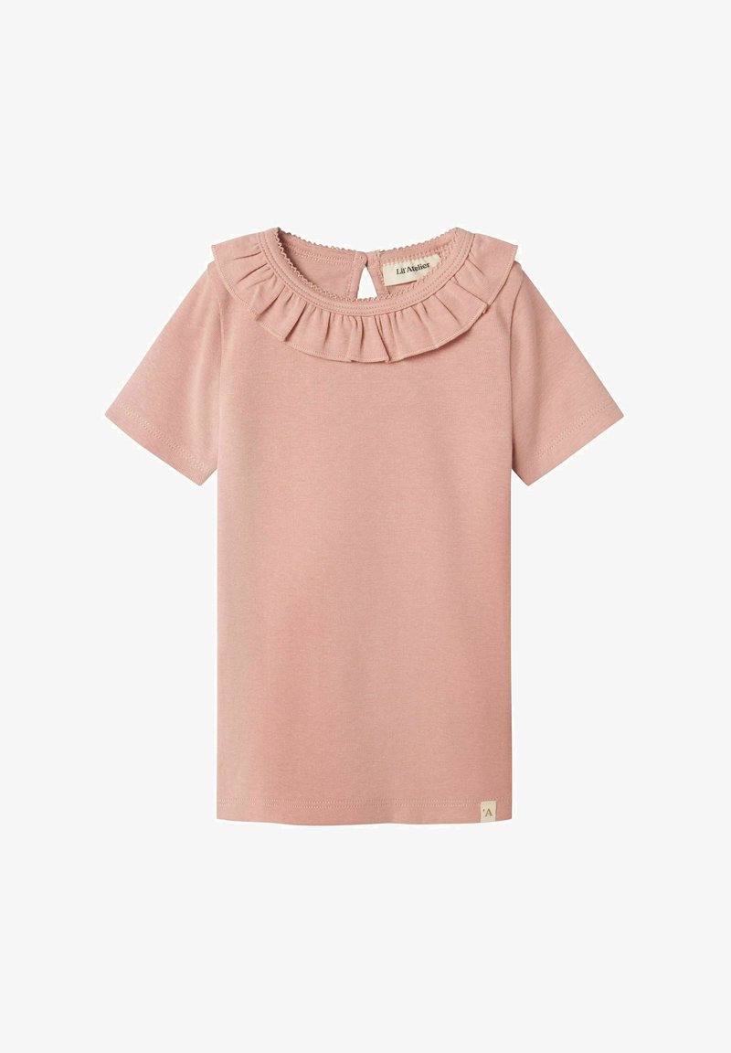 Růžová košile s krátkým rukávem, vyrobená z měkké bavlny, má nařasený výstřih se zapínáním na knoflík na zadní straně a malou značkovou visačku na boku.