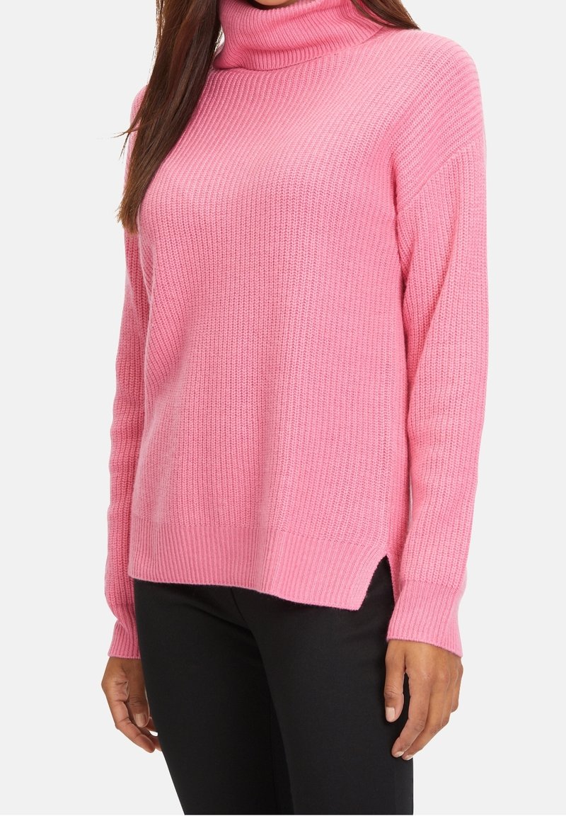 Rosa geripptes Rollkragensweatshirt mit langen Ärmeln, seitlichen Schlitzen und einer lockeren Passform. Hergestellt aus einem weichen, strukturierten Strickmaterial.