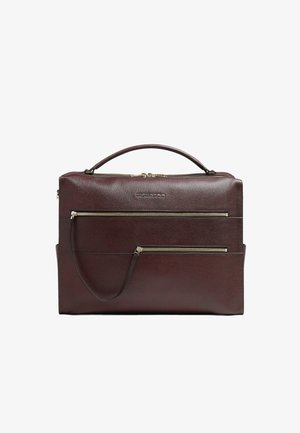 Bruine leren tas met een gestructureerde vorm, voorzien van twee ritsen aan de voorkant, een handvat aan de bovenkant en een afneembare schouderriem.