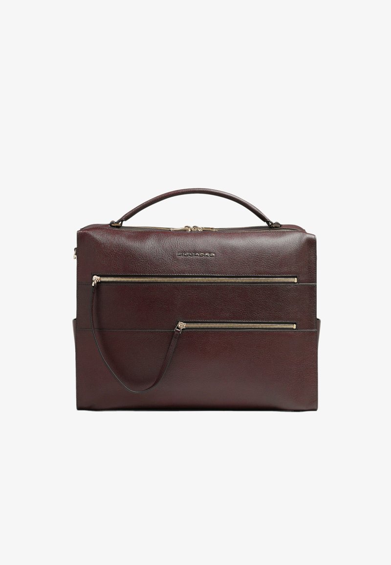 Bruine leren tas met een gestructureerde vorm, voorzien van twee ritsen aan de voorkant, een handvat aan de bovenkant en een afneembare schouderriem.