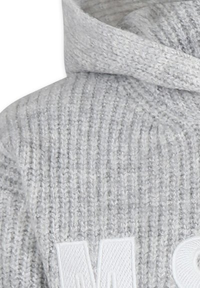 Hoodie grigio a maglia con texture a coste, dotato di un logo ricamato bianco sulla parte anteriore. Tessuto morbido con una vestibilità rilassata e ampia.