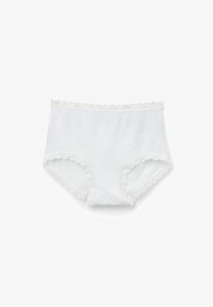 Bragas de algodón blancas de cintura alta con un borde de encaje en forma de olas a lo largo de la cinturilla y las aberturas de las piernas. Textura suave y acabado liso.