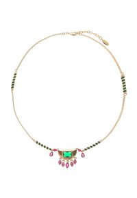 Collier en or avec une gemme verte centrale, rehaussé de pendentifs roses et d'éléments rayés verts sur la chaîne. Design délicat avec un fermoir.