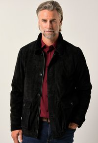 Svart mockajacka med krage, framknäppning och två sidofickor. Bärs över en maroon knapp-up skjorta.