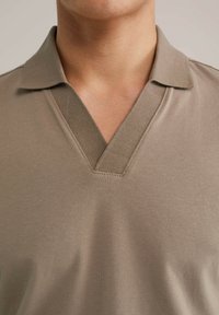 Khaki-kleurig shirt met een V-hals en korte kraag. Gemaakt van gladde stof, met een subtiele textuur en nette stiksels.