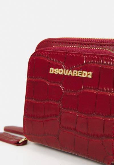 Czerwony portfel z sztucznej skóry krokodyla z złotymi akcentami i logo "DSQUARED2". Zawiera zamek błyskawiczny i teksturowaną powierzchnię.