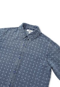 Camicia di denim con stampa floreale blu, chiusura a bottoni, colletto appuntito e tessuto testurizzato con sottili accenti sbiaditi.