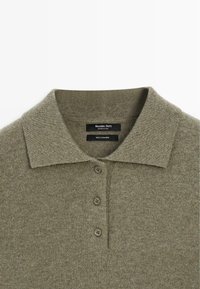 Olivgrön stickad polo-tröja med tre knappar och spetsig krage, märkt 100% kashmir av Massimo Dutti.