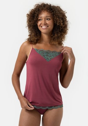 Camisole bordeaux avec des détails en dentelle verte au niveau de l'encolure et de l'ourlet. Dispose de bretelles réglables et d'une texture lisse et douce.