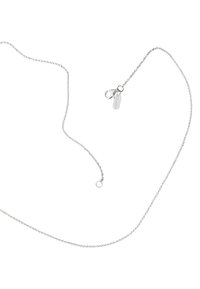 Silberne Metallkette mit einem delikaten Glieddesign, ausgestattet mit einem Karabinerverschluss und einem kleinen Anhänger mit Text in der Nähe des Verschlusses.