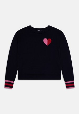 Sort langærmet sweater med lyserødt og rødt hjerte på brystet og manchetter med lyserøde, røde og sorte striber.