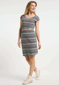 Vestido de manga corta a rayas en gris, con una cintura ceñida y en varios colores. Tejido suave con un ajuste holgado y escote redondeado.