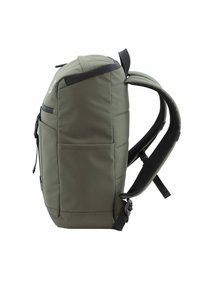 Mochila verde oliva con lados acolchados, correas de malla ajustables, bolsillo frontal con cremallera y un bolsillo de malla lateral para botellas de agua. Diseño compacto y estructurado.