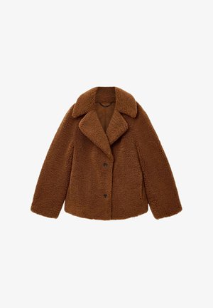 Bruine, pluizige nepbontjas met een brede reverskraag, twee knopen aan de voorkant en een losse pasvorm. Zachte textuur met een gezellige uitstraling.