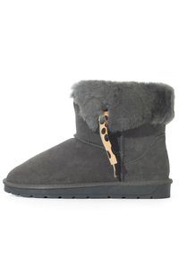 Boots alla caviglia in suede grigio con un morbido colletto in pelliccia grigia e un accento in stampa leopardata. Presentano una suola in gomma piatta e dettagli cuciti.