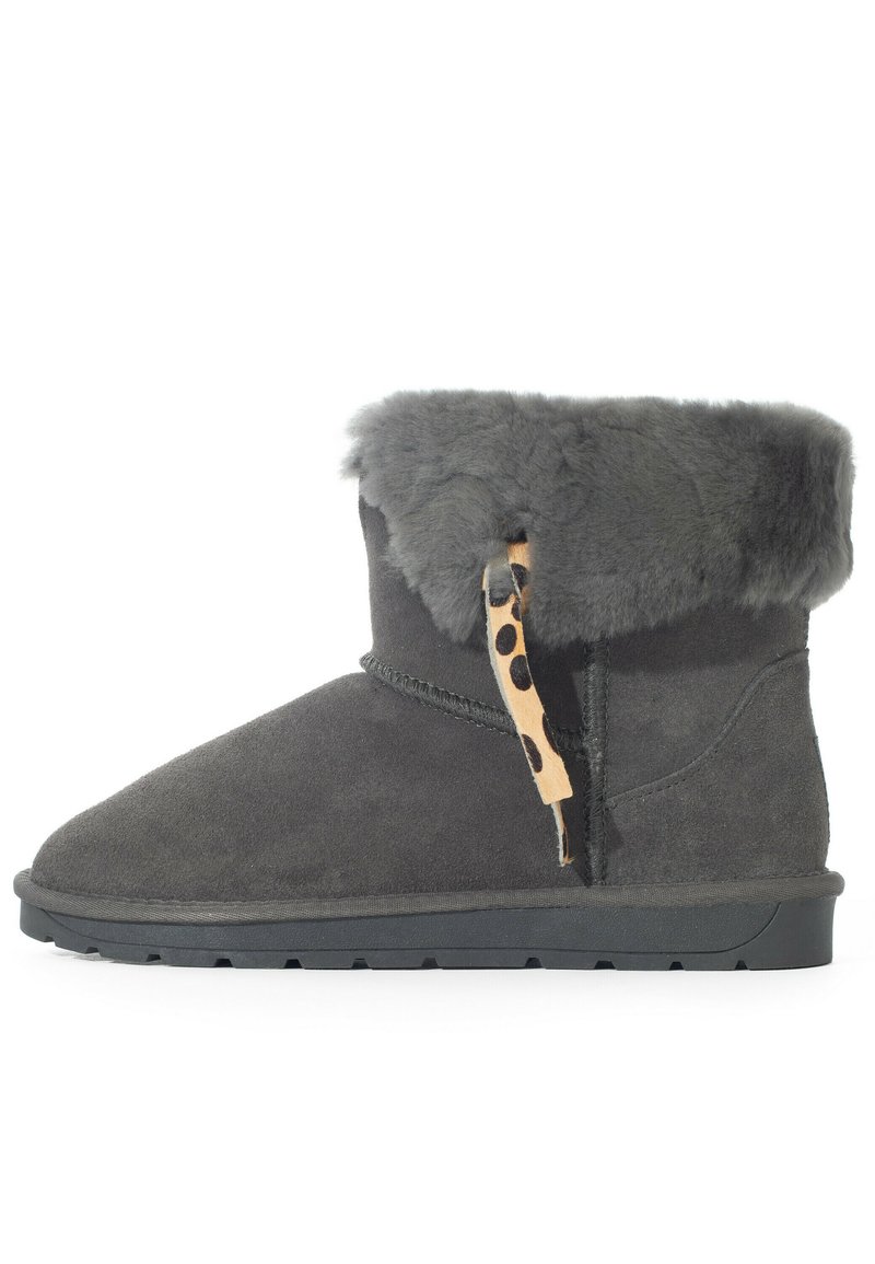 Boots alla caviglia in suede grigio con un morbido colletto in pelliccia grigia e un accento in stampa leopardata. Presentano una suola in gomma piatta e dettagli cuciti.