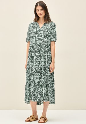 Grünes, gemustertes Maxikleid mit kurzen Ärmeln, V-Ausschnitt, geschichteter Optik und geometrischen Formen in Weiß, aus weichem Stoff und mit lockerer Passform.