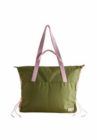 Geantă din material textil verde cu mânere roz, cu o textură netedă, laturi strânse și accente florale pe margini. Design mare și spațios.