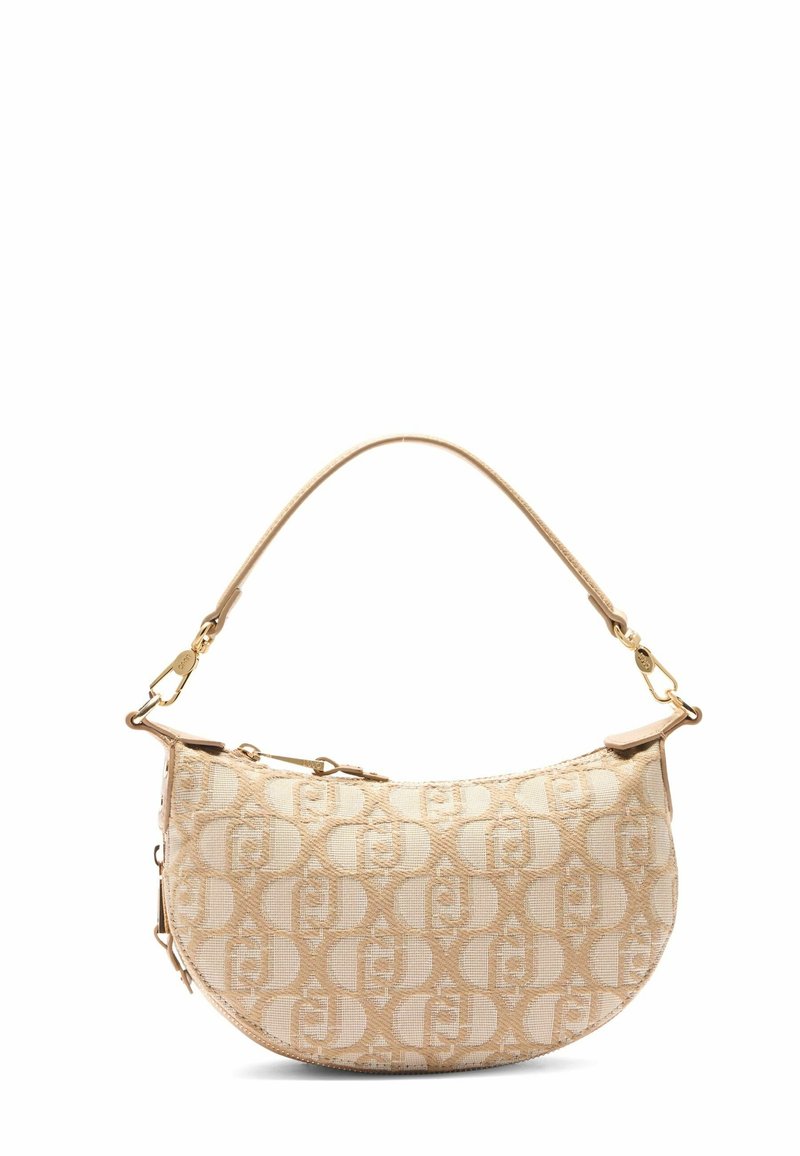 Sac à main beige à motif avec une forme incurvée, doté d'une poignée lisse et d'une quincaillerie dorée. Le matériau semble texturé et robuste.