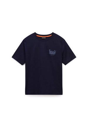 Mørkeblå bomulls t-skjorte med rund hals og korte ermer. Har en liten blå logo på venstre bryst og en oransje detalj inni kragen.