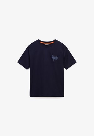 Camiseta de algodón azul marino con cuello redondo y mangas cortas. Presenta un pequeño logo azul en el lado izquierdo del pecho y un acento naranja en el interior del cuello.