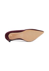 Bordowe zamszowe szpilki z szpiczastym noskiem i elegancką, gładką jasną podeszwą. Obcas jest smukły i ma około 10 cm wysokości.