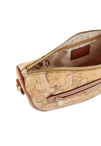 Borsa con cerniera con design della mappa del mondo in beige, dotata di bordo in pelle marrone, tasca interna e hardware della cerniera dorata.