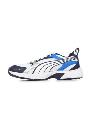 Scarpa sportiva bianca con accenti neri, blu e argento, lacci bianchi e suola spessa bianca con grip nero, vista dal lato esterno.