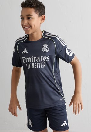 Marineblå Real Madrid fotballdrakt laget av lett stoff, med hvite striper, logo og teksten "Emirates FLY BETTER" på skjorten.
