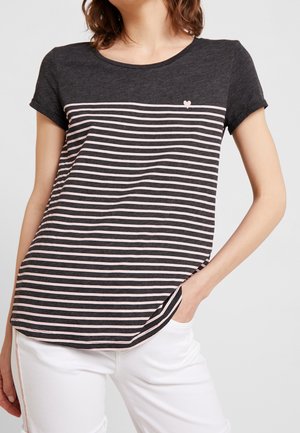 Camiseta a rayas en negro y rosa con cuello redondo y mangas cortas. Presenta un pequeño detalle en forma de corazón en el pecho. Textura de tela suave.