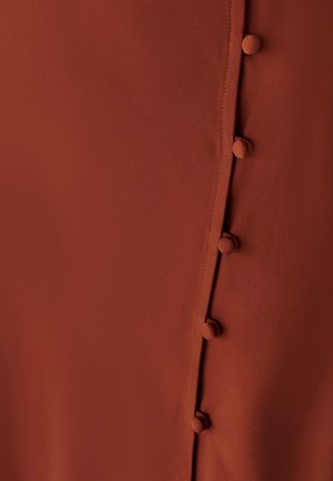 Roostevärvi kleit sujuvast kangast, millel on õmbluse kõrval vertikaalne rida neljast tekstuuriga nupust. Lihtne disain.