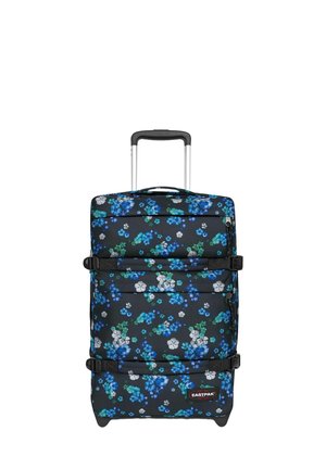 Verticale koffer op wielen met uittrekbare handgreep, zwart met blauw-wit bloemenpatroon, twee horizontale compressieriemen en het Eastpak-logo.