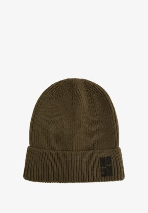Bonnet en tricot vert avec une texture côtelée et un revers replié. Présente un logo noir sur la zone du revers. Fabriqué en matériau doux et extensible.