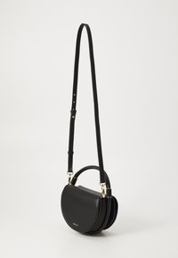 Sac en cuir noir à bandoulière, avec une forme courbée en demi-lune. Il dispose d'une bandoulière amovible, de quincaillerie en ton doré et d'une texture lisse.