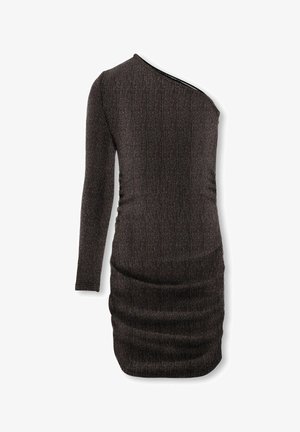 Asymmetrische zwarte jurk met één lange mouw, geribbelde structuur en subtiele metalen draadjes. Heeft gathering details aan de zijkant.