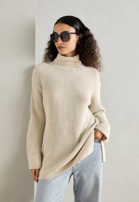 Marc O'Polo LONGSLEEVE STAND UP COLLAR - Strikkegenser - stony sand
