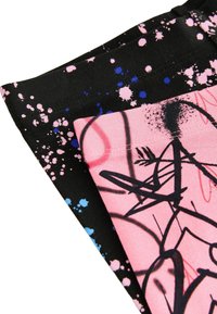 Två bitar av tyg; en svart med färgglada stänk och den andra rosa med abstrakta svarta graffiti-mönster. Mjukt textilmaterial.