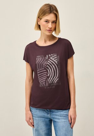 Bordeauxrotes T-Shirt mit lockerer Passform, runder Ausschnitt und kurzen Ärmeln. Auf der Vorderseite befindet sich ein weißes Grafikdesign mit gewellten Linien und Text.